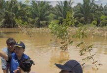 ส.ส.เป้า-จิรวุฒิ” ส่ง “เลขาฯ จูน” ลุยน้ำท่วม อ.บ่อทอง มอบถุงยังชีพเยียวยาชาวบ้าน ยืนยันไม่ทิ้งใครไว้ข้างหลัง