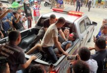 ระทึก หนุ่มเสพยาบ้าหลอน ตำรวจตามจับ บุกใช้มีด-กรรไกรจี้คอพนักงานสาวร้านขายของเล่นใกล้โรงเรียนเป็นตัวประกัน