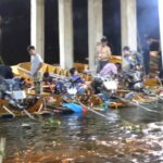 เรือหางยาว ท่อซิ่ง ต้องมาแล้ว!! ชาวบ้านร่วมแรงร่วมใจนำเรือหางยาวจำนวนมากมาผลักดันน้ำร่วมกับผู้ว่าฯที่นำเครื่องสูบน้ำท่อซิ่งมาแบบเต็มพิกัดเพื่อเร่งระบายน้ำกลางดึก