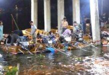 เรือหางยาว ท่อซิ่ง ต้องมาแล้ว!! ชาวบ้านร่วมแรงร่วมใจนำเรือหางยาวจำนวนมากมาผลักดันน้ำร่วมกับผู้ว่าฯที่นำเครื่องสูบน้ำท่อซิ่งมาแบบเต็มพิกัดเพื่อเร่งระบายน้ำกลางดึก