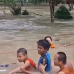 สามอำเภอวิกฤตมหันตภัยอุทกภัยน้ำหลากทะลักถนนหลวง 3076 สัญจรไม่ได้ หลายหมู่บ้านถูกตัดขาดโลกภายนอก ผู้นำอพยพชาวบ้านหนีตายโกลาหล