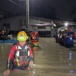 คลองบางละมุง น้ำหนุนสูง ทะลักท่วมบ้านเรือนประชาชน 50 หลังคา จมบาดาล จนท.เฝ้าระวังตลอดทั้งคืน