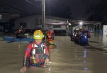 คลองบางละมุง น้ำหนุนสูง ทะลักท่วมบ้านเรือนประชาชน 50 หลังคา จมบาดาล จนท.เฝ้าระวังตลอดทั้งคืน