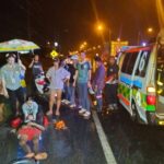 รอดปฏิหาริย์ กู้ภัยพนม CPR เป็นผลท่ามกลางสายฝนที่ตกลงมา ชาย 2 รายหมดสติจากอุบัติเหตุจักรยานยนต์เฉี่ยวชนรถยนต์ตู้ทึบ