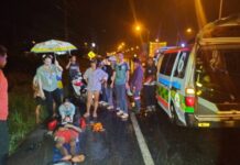 รอดปฏิหาริย์ กู้ภัยพนม CPR เป็นผลท่ามกลางสายฝนที่ตกลงมา ชาย 2 รายหมดสติจากอุบัติเหตุจักรยานยนต์เฉี่ยวชนรถยนต์ตู้ทึบ