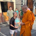 สมุทรปราการ “เจ้าคุณแจ้” นำคณะศิษยานุศิษย์ ร่วมตำรวจ-ทหาร ลงพื้นที่ช่วยเหลือชาวบ้านประสบภัยน้ำท่วม