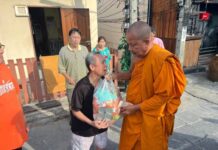 สมุทรปราการ “เจ้าคุณแจ้” นำคณะศิษยานุศิษย์ ร่วมตำรวจ-ทหาร ลงพื้นที่ช่วยเหลือชาวบ้านประสบภัยน้ำท่วม