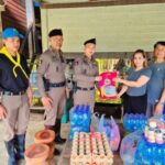 ตำรวจสภ.ดอนตูม ห่วงใยประชาชน ลงพื้นที่ช่วยเหลือผู้ประสบภัยน้ำท่วม