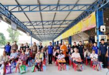 อำเภอนครชัยศรี ยึดหลัก ”บวร“ ร่วมกับ วัดสำโรง ส่งมอบถุงยังชีพ ผ่านความห่วงใย สู่ผู้ประสบอุทกภัย