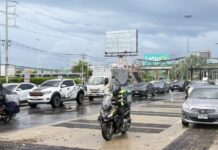 ฝนถล่มพัทยา! น้ำท่วมขังสุขุมวิทพัทยาใต้ รถติดหนัก ปิดช่องจราจรซ้าย รถเล็กผ่านลำบาก กรมอุตุฯ เตือนภาคตะวันออกยังเสี่ยงฝนตกหนัก