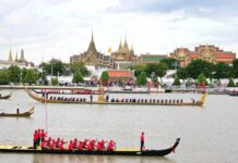 ผู้บัญชาการฐานทัพเรือสัตหีบ มอบเงินบำรุงขวัญและให้โอวาทแก่กำลังพลฝีพายเรือพระราชพิธี เสริมสร้างขวัญกำลังใจ ที่ได้มุ่งมั่นปฏิบัติภารกิจอย่างสมพระเกียรติ