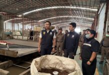 วราวุธ ศิลปอาชา รัฐมนตรี อุตสาหกรรม สั่งการทีมท็อปกันลงพื้นที่ขยายผลตรวจสอบโรงงานในพื้นที่ตำบลเขาหินซ้อนพบมีการฝ่าฝืนคำสั่ง