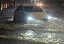ด่วน ฝนถล่มศรีราชา 2 ชม. วิกฤต “น้ำทะเลหนุน” ท่วมสูงหน้าเกาะลอย-ถนนเก้ากิโล จยย. ลุยน้ำลำบาก
