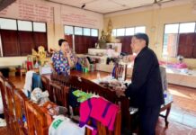ผู้ว่าฯ ฉะเชิงเทรา ลงพื้นที่ให้กำลังใจผู้ประสบอุทกภัยในศูนย์พักพิง 2 แห่ง ย้ำดูแลใกล้ชิด หลังหลายพื้นที่ยังมีน้ำท่วมขัง ประชาชนยังกลับเข้าบ้านไม่ได้