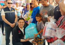 สส.กอล์ฟ เร่งช่วยผู้ประสบอุทกภัยกาญจนบุรี “พม.” มอบถุงยังชีพ 280 ครัวเรือน ผนึกกำลังทุกภาคส่วนบรรเทาความเดือดร้อนประชาชน