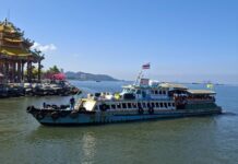 คึกคัก! หยุดยาว 3 วัน นทท.แห่ต่อคิวขึ้นเรือเกาะลอย-เกาะสีชังแน่นทุกเที่ยว คาดเงินสะพัดนับสิบล้าน