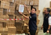 สมุทรปราการ 301069 ท็อปกัน ทลายโกดังสินค้าออนไลน์ย่านบางเสาธง ยึดสินค้าไร้ มอก. กว่า 50,000 ชิ้น มูลค่ากว่า 15 ล้านบาท