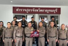 ตำรวจภูธรภาค 7 ส่งมอบถุงยังชีพ 50 ชุด ช่วยเหลือผู้ประสบภัยน้ำท่วมในพื้นที่บ้านดินสอพอง จังหวัดกาญจนบุรี