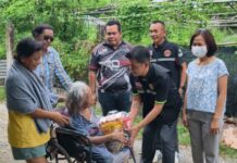 นายกเมืองสัตหีบรุดช่วยยายวัย 73 ปี อยู่ลำพังในห้องเช่า มอบถุงยังชีพ พร้อมประสานทุกฝ่ายหาทางช่วยเหลือ