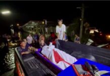 กู้ภัยฉะเชิงเทราจุดบางคล้าเคลื่อนย้ายศพชายอายุ 85 ปี ใช้เรือลากลุยน้ำท่วมเกือบ 2 กิโล ไปวัดโพธิ์บางคล้า ท่ามกลางความมืด