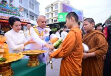 จังหวัดนครราชสีมาจัดพิธีน้อมรำลึกและทำบุญตักบาตร ถวายเป็นพระราชกุศล รัชกาลที่ 9 เนื่องในวันนวมินทรมหาราช 13 ตุลาคม 2569